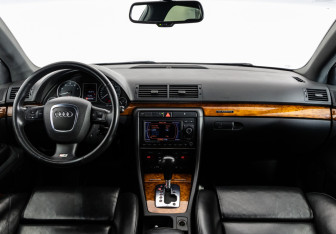 Подержанный автомобиль Audi S4 Sedan 2005 года (12 фото)