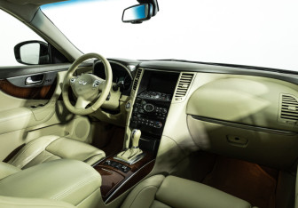 Подержанный автомобиль Infiniti FX 2011 года (9 фото)