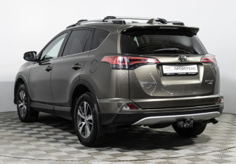 Подержанный автомобиль Toyota RAV4 2018 года (7 фото)