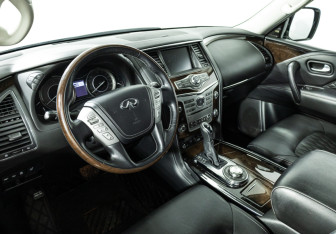 Подержанный автомобиль Infiniti QX80 2018 года (11 фото)
