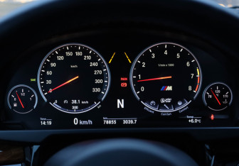 Подержанный автомобиль BMW X5 M 2015 года (11 фото)