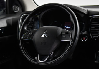 Подержанный автомобиль Mitsubishi Outlander 2019 года (16 фото)