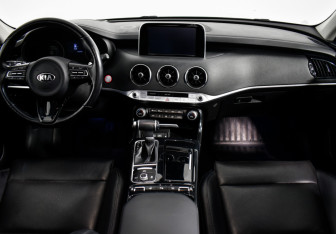 Подержанный автомобиль Kia Stinger 2018 года (14 фото)