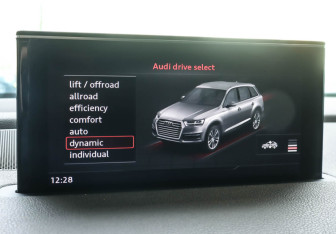 Подержанный автомобиль Audi Q7 2015 года (43 фото)