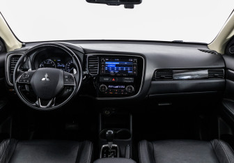 Подержанный автомобиль Mitsubishi Outlander 2016 года (10 фото)