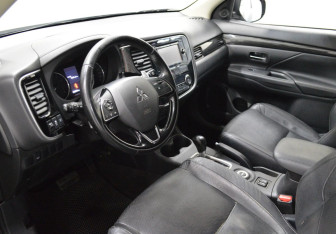 Подержанный автомобиль Mitsubishi Outlander 2016 года (10 фото)