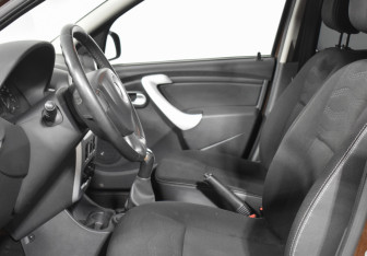 Подержанный автомобиль Renault Sandero 2013 года (10 фото)