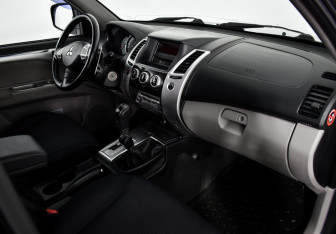 Подержанный автомобиль Mitsubishi Pajero Sport 2012 года (13 фото)