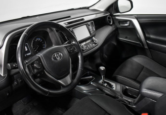 Подержанный автомобиль Toyota RAV4 2017 года (9 фото)