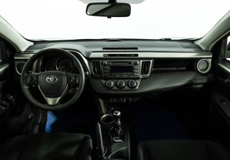 Подержанный автомобиль Toyota RAV4 2013 года (13 фото)
