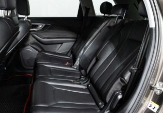 Подержанный автомобиль Audi Q7 2015 года (10 фото)