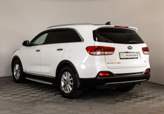 Подержанный автомобиль Kia Sorento 2017 года (7 фото)