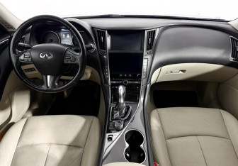 Подержанный автомобиль Infiniti Q50 2015 года (14 фото)