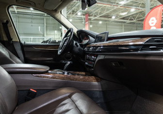 Подержанный автомобиль BMW X5 2017 года (15 фото)