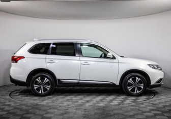 Подержанный автомобиль Mitsubishi Outlander 2018 года (4 фото)