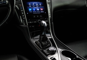 Подержанный автомобиль Infiniti Q50 2016 года (15 фото)