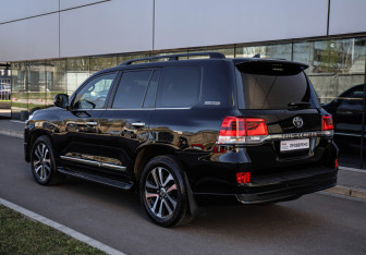Подержанный автомобиль Toyota Land Cruiser Suv 2019 года (9 фото)