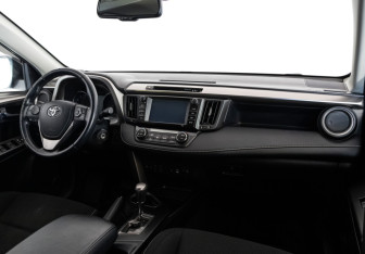 Подержанный автомобиль Toyota RAV4 2017 года (9 фото)