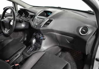Подержанный автомобиль Ford Fiesta Hatchback 2017 года (12 фото)