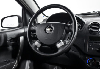 Подержанный автомобиль Chevrolet Aveo Sedan 2009 года (15 фото)