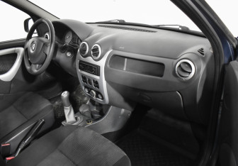 Подержанный автомобиль Renault Logan Sedan 2010 года (12 фото)