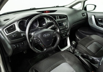 Подержанный автомобиль Kia Ceed Hatchback 2012 года (11 фото)