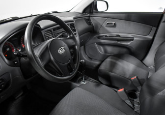 Подержанный автомобиль Kia Rio Hatchback 2011 года (9 фото)