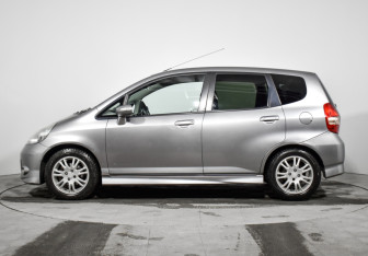 Подержанный автомобиль Honda Jazz 2008 года (8 фото)