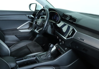 Подержанный автомобиль Audi Q3 2020 года (12 фото)