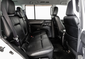 Подержанный автомобиль Mitsubishi Pajero 2011 года (18 фото)