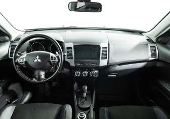Подержанный автомобиль Mitsubishi Outlander 2011 года (13 фото)