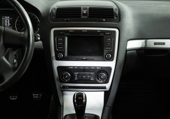 Подержанный автомобиль Skoda Octavia Wagon 2011 года (14 фото)