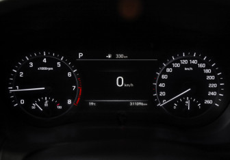 Подержанный автомобиль Genesis G80 2017 года (12 фото)