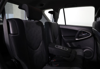 Подержанный автомобиль Toyota RAV4 2012 года (14 фото)