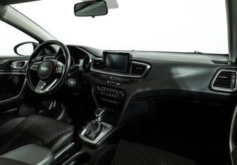 Подержанный автомобиль Kia Ceed Hatchback 2019 года (9 фото)