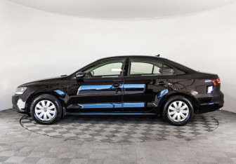Подержанный автомобиль Volkswagen Jetta Sedan 2017 года (8 фото)