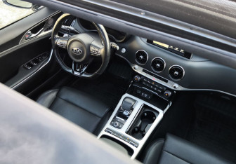 Подержанный автомобиль Kia Stinger 2018 года (10 фото)