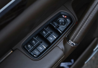 Подержанный автомобиль Porsche Cayenne 2016 года (28 фото)