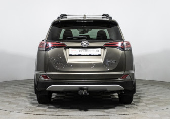 Подержанный автомобиль Toyota RAV4 2018 года (6 фото)