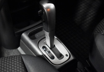 Подержанный автомобиль Nissan Note 2006 года (11 фото)