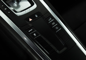 Подержанный автомобиль Porsche Cayman 2018 года (17 фото)