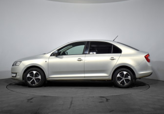 Подержанный автомобиль Skoda Rapid Liftback 2014 года (8 фото)