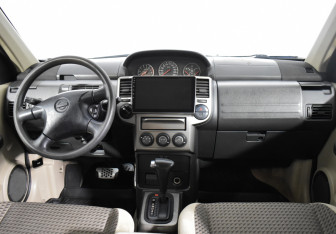 Подержанный автомобиль Nissan X-Trail 2003 года (11 фото)