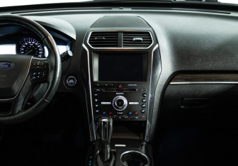 Подержанный автомобиль Ford Explorer 2018 года (14 фото)