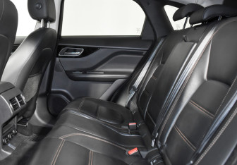 Подержанный автомобиль Jaguar F-Pace 2017 года (12 фото)