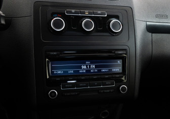 Подержанный автомобиль Volkswagen Caddy Compactvan 2012 года (13 фото)