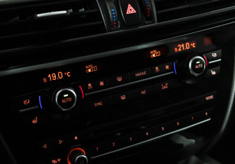 Подержанный автомобиль BMW X5 2015 года (20 фото)