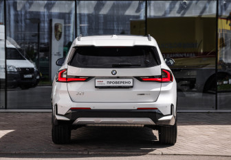 Подержанный автомобиль BMW X1 2024 года (7 фото)