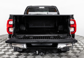 Подержанный автомобиль Toyota Hilux 2022 года (9 фото)