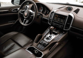 Подержанный автомобиль Porsche Cayenne 2014 года (11 фото)